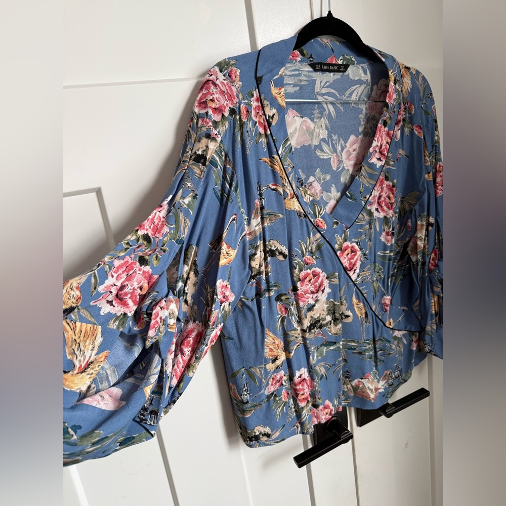 Zara floral print, v-neckline top in blue with flowers and birds print. Size M. - Picture 3 of 6